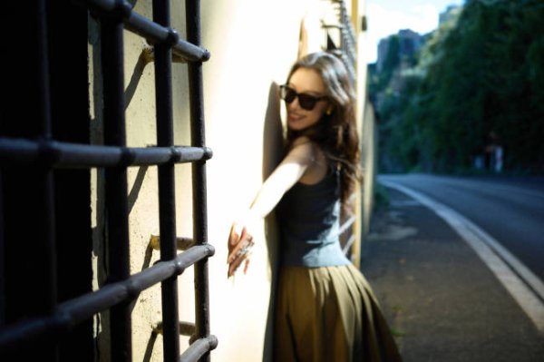 鼎宝融 倪妮戴墨镜穿搭简约 在湖边张开双臂活力满满